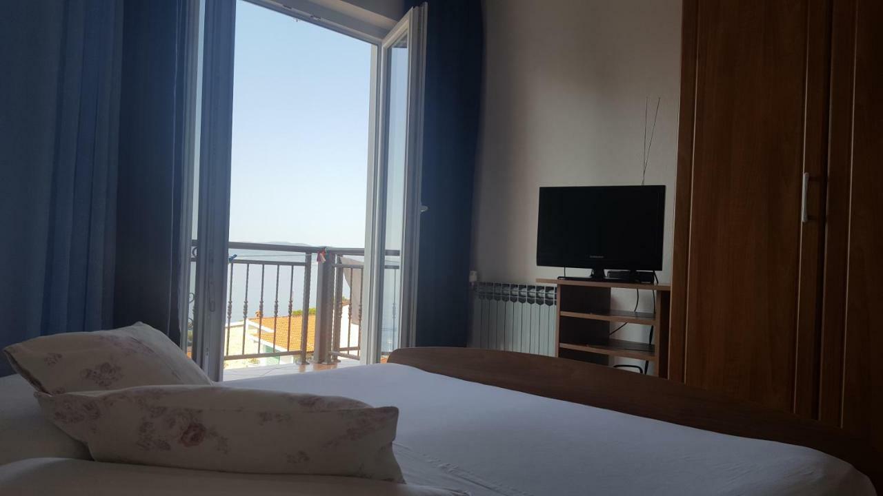 Rooms Raos Brela Bagian luar foto